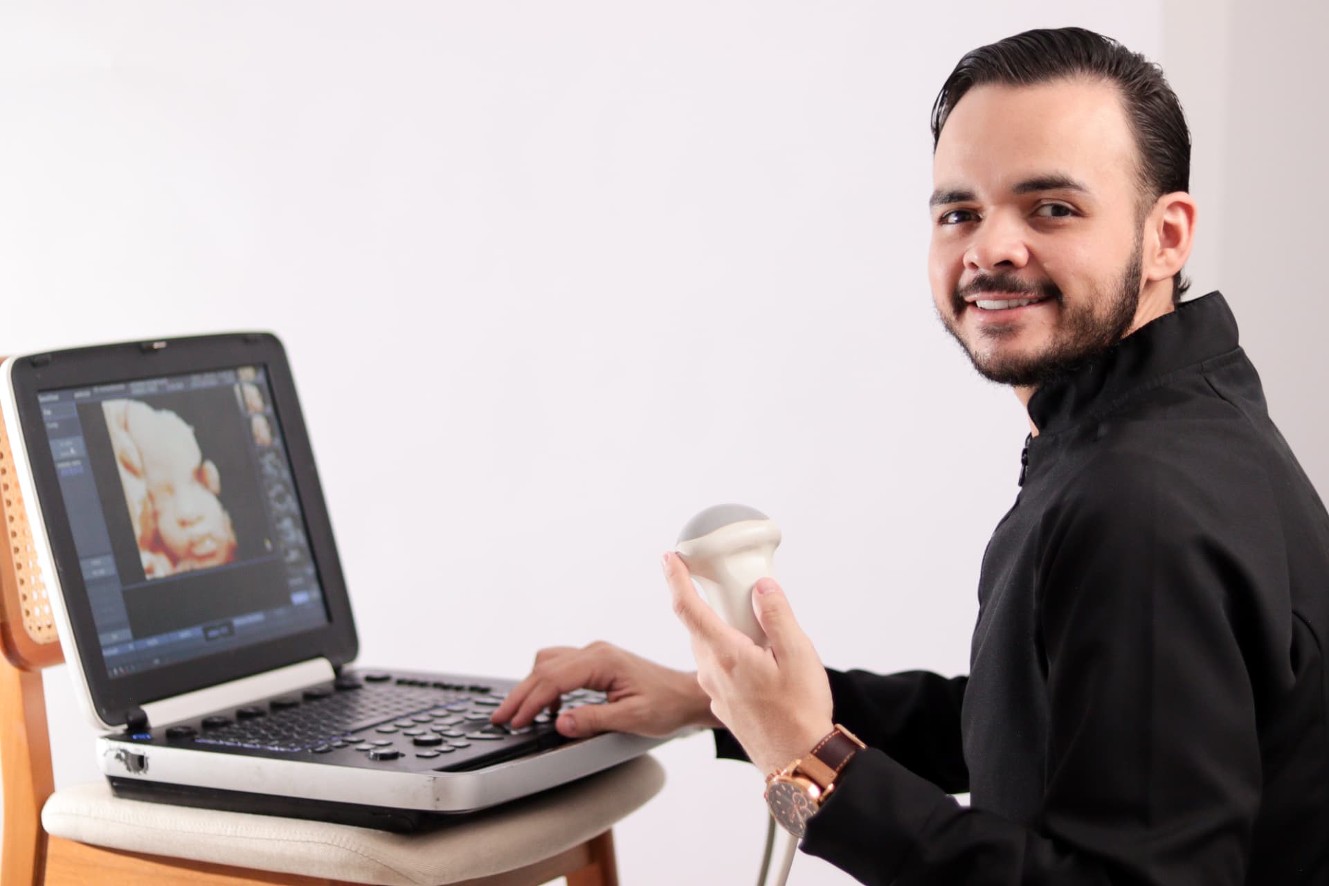 Dr. Andrey Benvindo realizando ultrassonografia vascular com Doppler em ambiente clínico