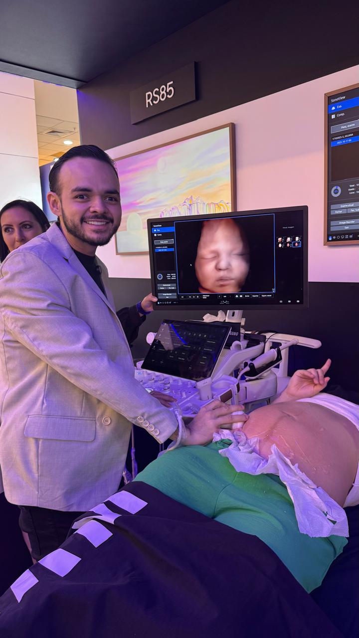 Dr. Andrey Benvindo realizando ultrassonografia em ambiente clínico